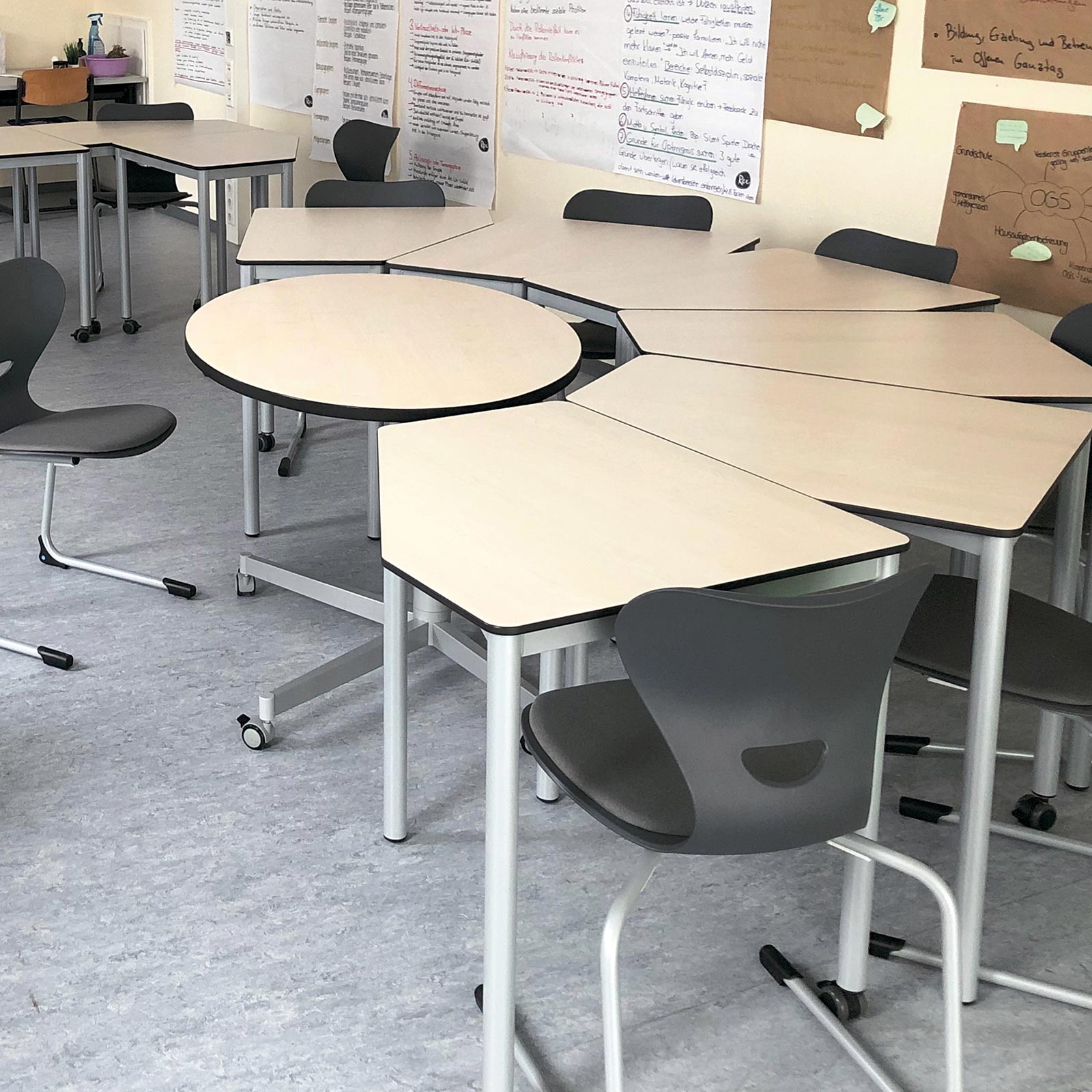 Der flexible Lehrertisch in Kombination mit den Schulmöbeln von EinrichtWerk