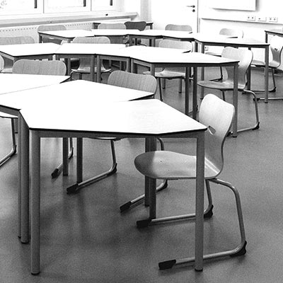 Schultische und -stühle von EinrichtWerk in einer Schule